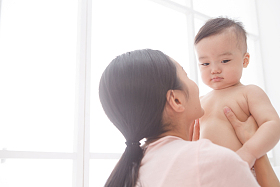 母亲和男婴儿