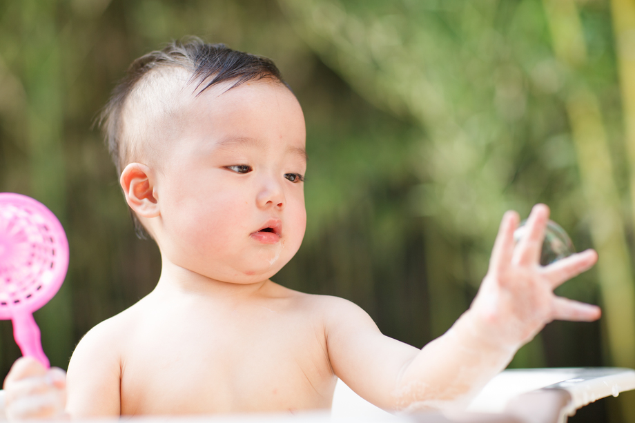 可爱的男婴儿洗澡图片