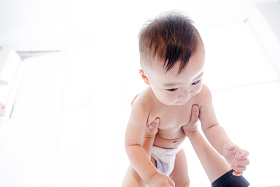 母亲和男婴儿照片