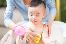 可爱的小婴儿洗澡图片