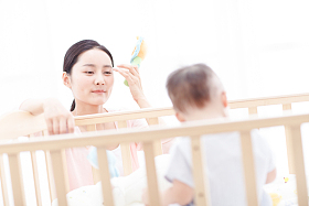 妈妈和宝宝玩耍图片