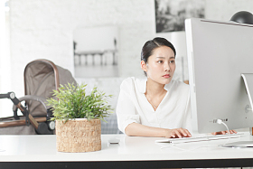 青年女人在家办公照片