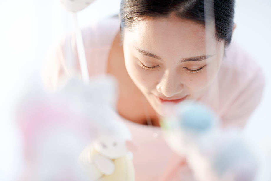 妈妈看着宝宝睡觉 妈妈看着宝宝睡觉