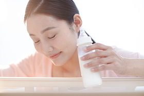 妈妈看着宝宝睡觉