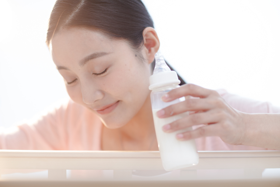 妈妈看着宝宝睡觉