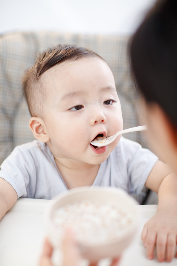 可爱的男婴在吃饭图片 可爱的男婴在吃饭图片