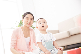 妈妈陪着宝宝客厅玩耍图片