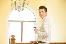 中年男人拿着高脚杯