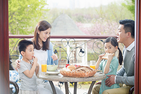 幸福家庭在阳台吃早餐