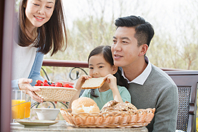 幸福家庭在阳台吃早餐图片