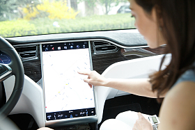 女人驾车使用导航仪图片