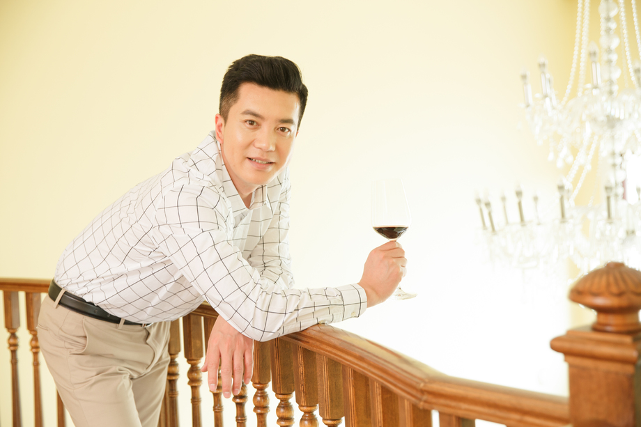 中年男人拿着高脚杯图片 中年男人拿着高脚杯图片