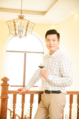 中年男人拿着高脚杯