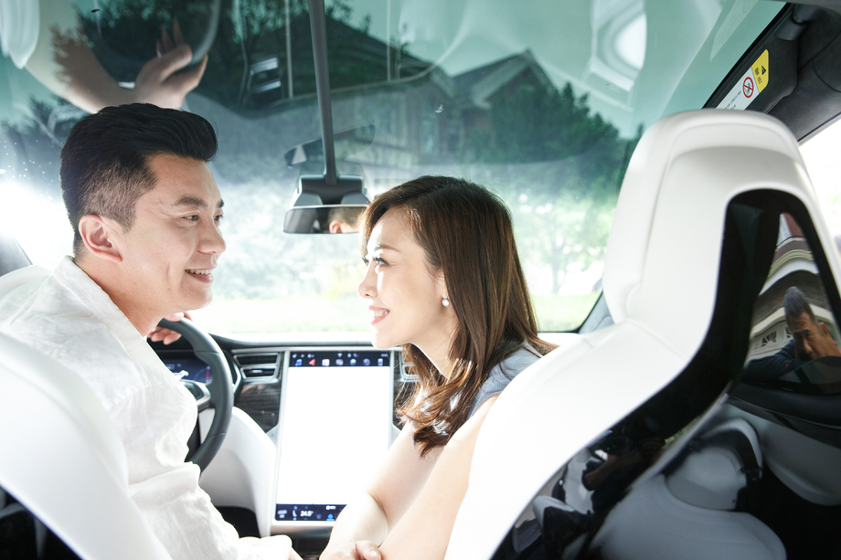 中年夫妇驾车出游 中年夫妇驾车出游