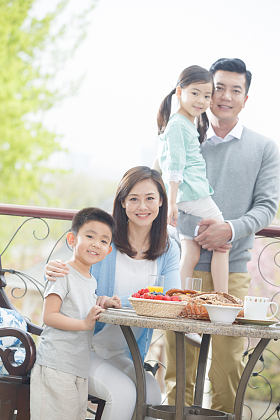 幸福家庭在阳台吃早餐图片