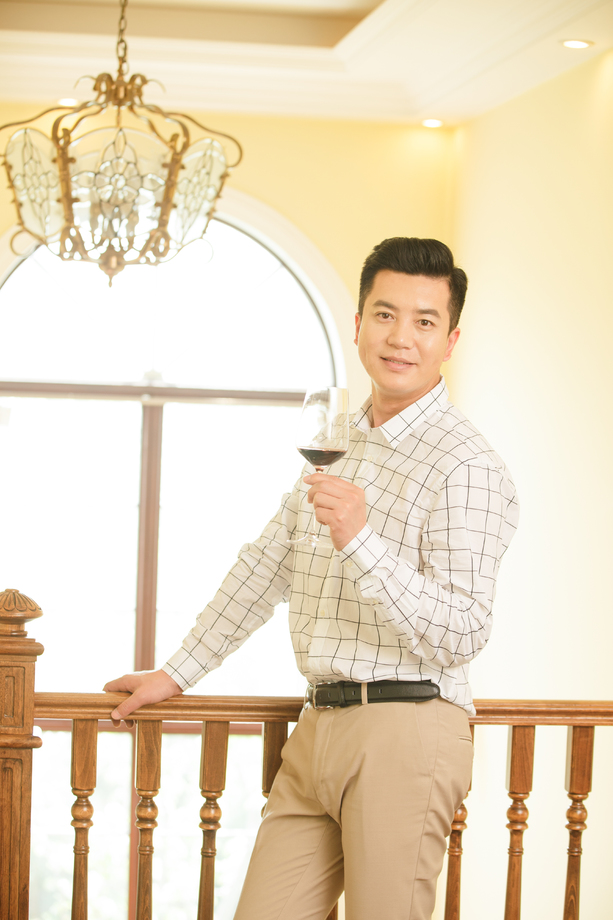 中年男人拿着高脚杯照片