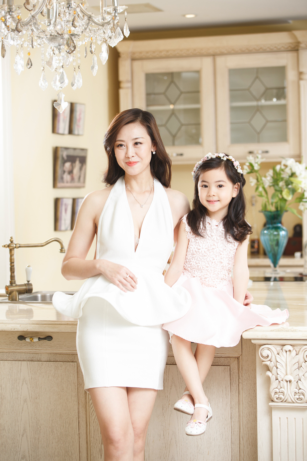 穿礼服的时尚母女图片