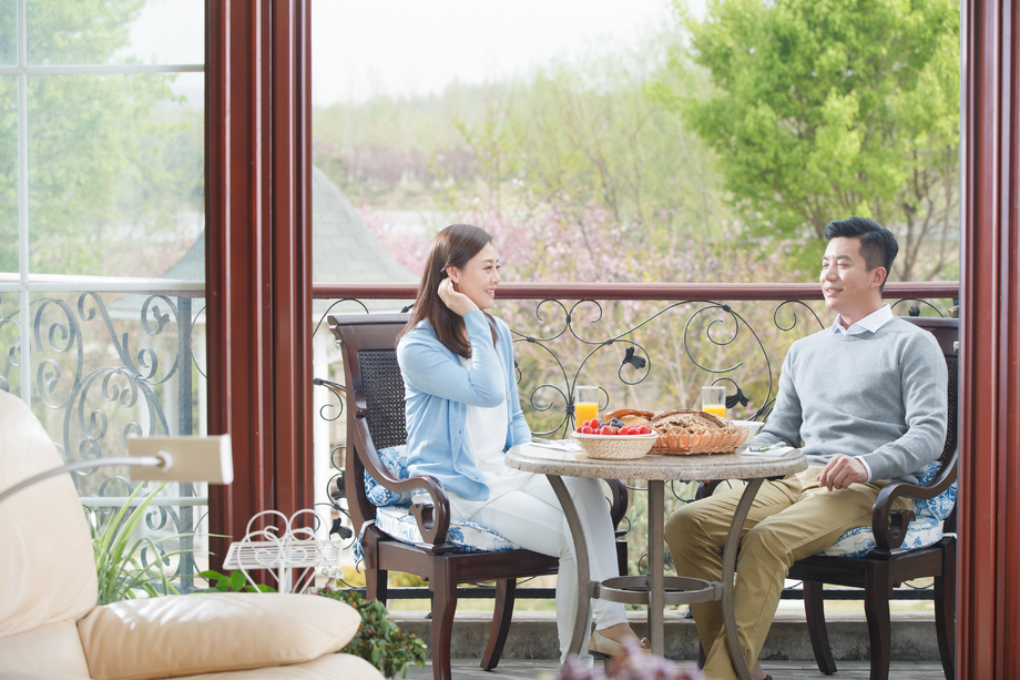 中年夫妇在阳台上吃早餐 中年夫妇在阳台上吃早餐