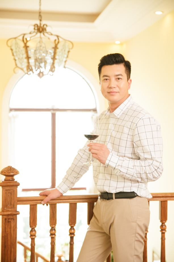 中年男人拿着高脚杯图片