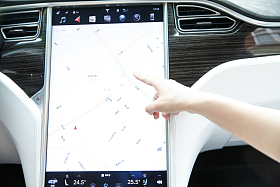 女人驾车使用导航仪