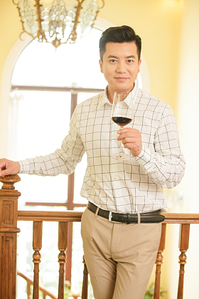 中年男人拿着高脚杯