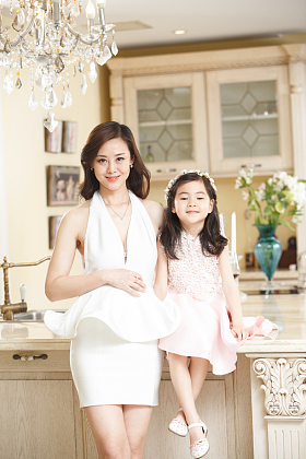 穿礼服的时尚母女图片