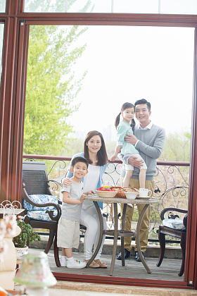 幸福家庭在阳台吃早餐图片