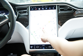 女人驾车使用导航仪