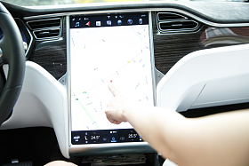 女人驾车使用导航仪图片