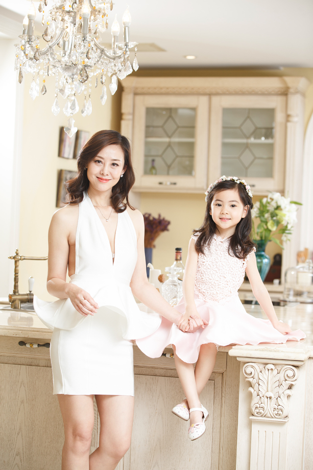 穿礼服的时尚母女图片