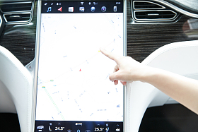 女人驾车使用导航仪