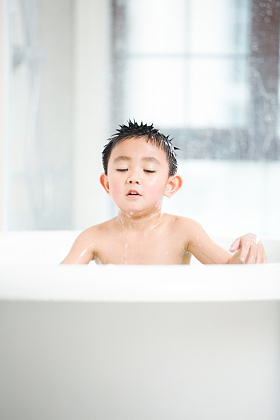小男孩在洗澡图片