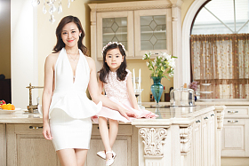 穿礼服的时尚母女图片