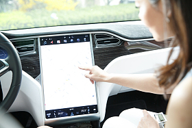 女人驾车使用导航仪