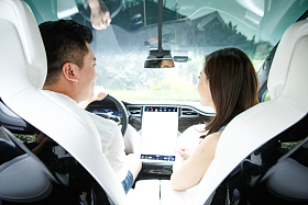 中年夫妇驾车出游