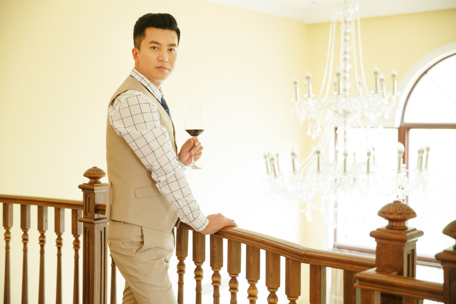 中年男人拿着高脚杯图片 中年男人拿着高脚杯图片