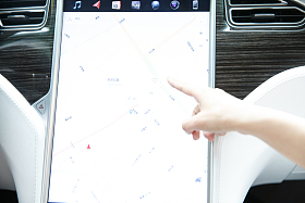 女人驾车使用导航仪