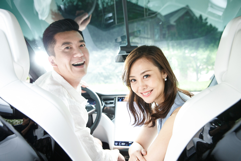 中年夫妇驾车出游图片 中年夫妇驾车出游图片