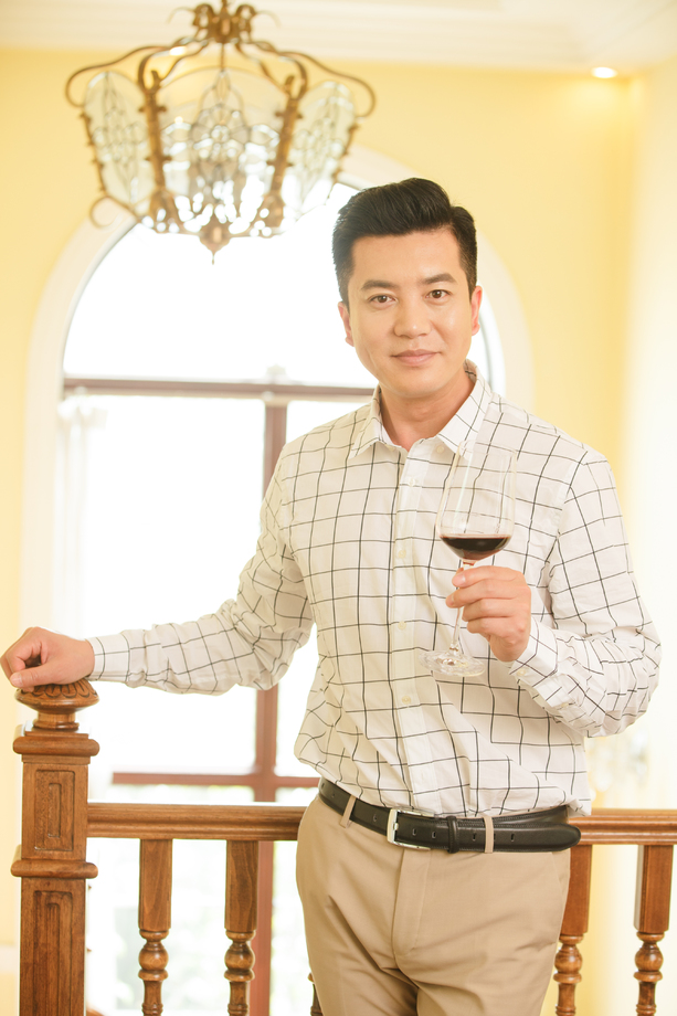 中年男人拿着高脚杯照片 中年男人拿着高脚杯照片