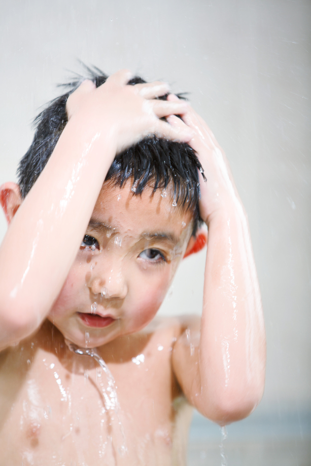 小男孩在洗澡 小男孩在洗澡