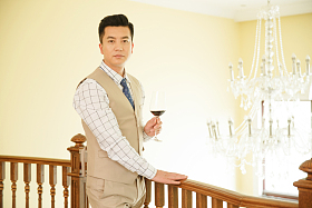 中年男人拿着高脚杯图片