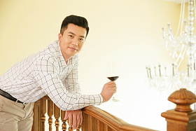 中年男人拿着高脚杯