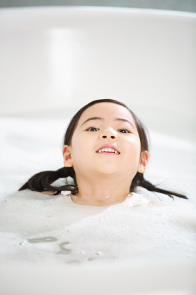 可爱的小女孩在洗澡图片