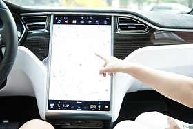 女人驾车使用导航仪图片