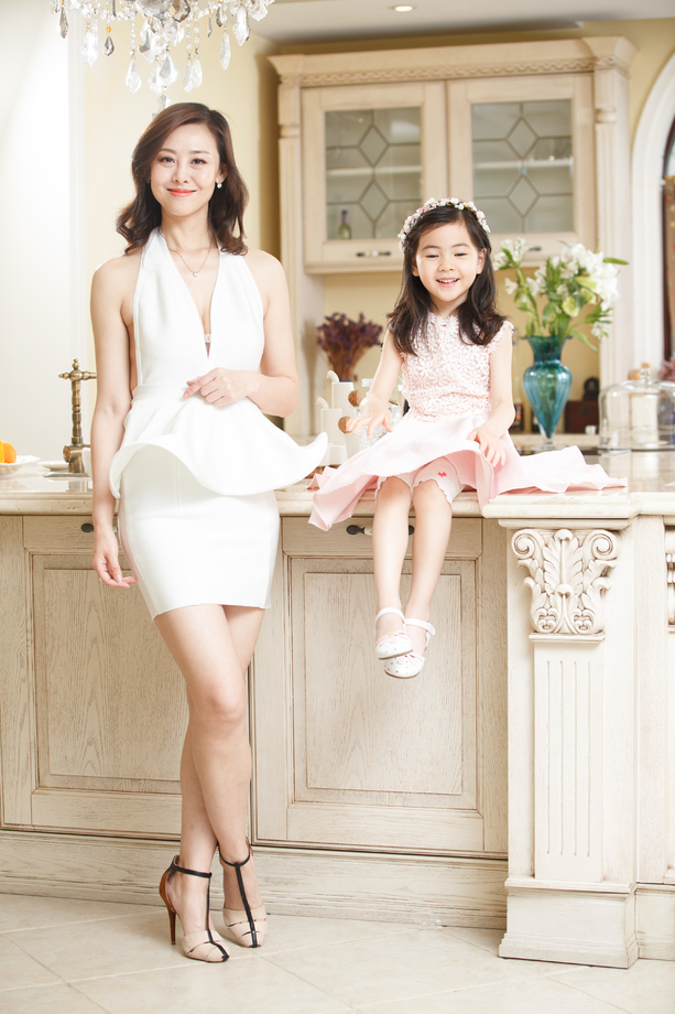 穿礼服的时尚母女图片