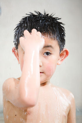 小男孩在洗澡图片