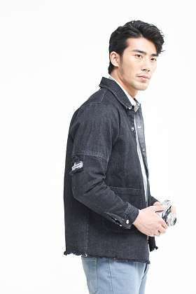 青年男人拿着照相机图片