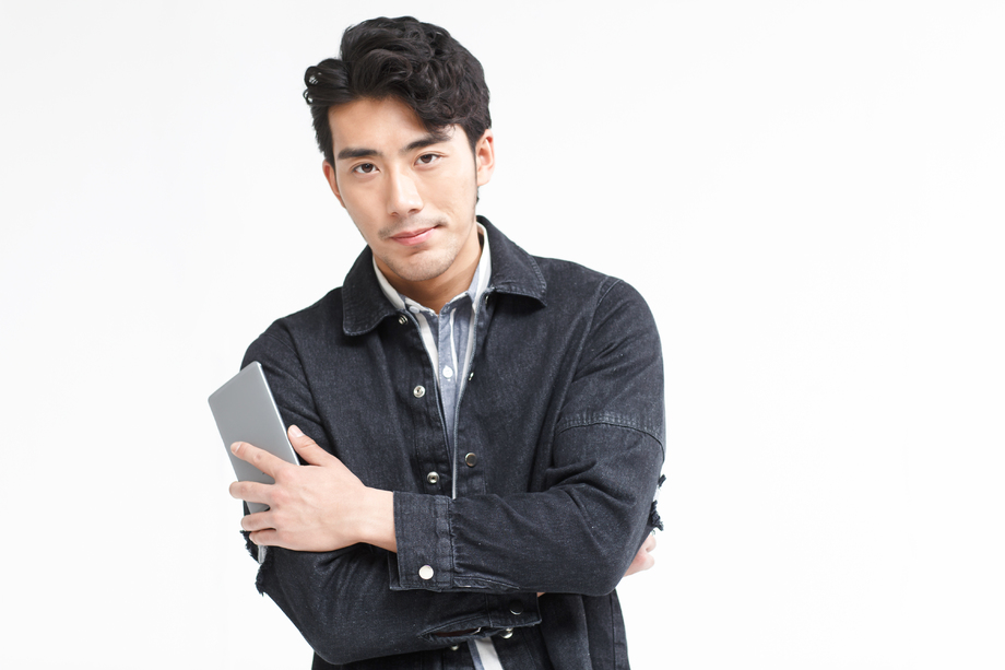 青年男人拿着手机