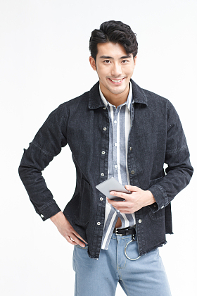 青年男人拿着手机照片