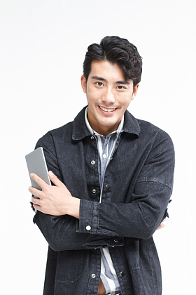 青年男人拿着手机照片